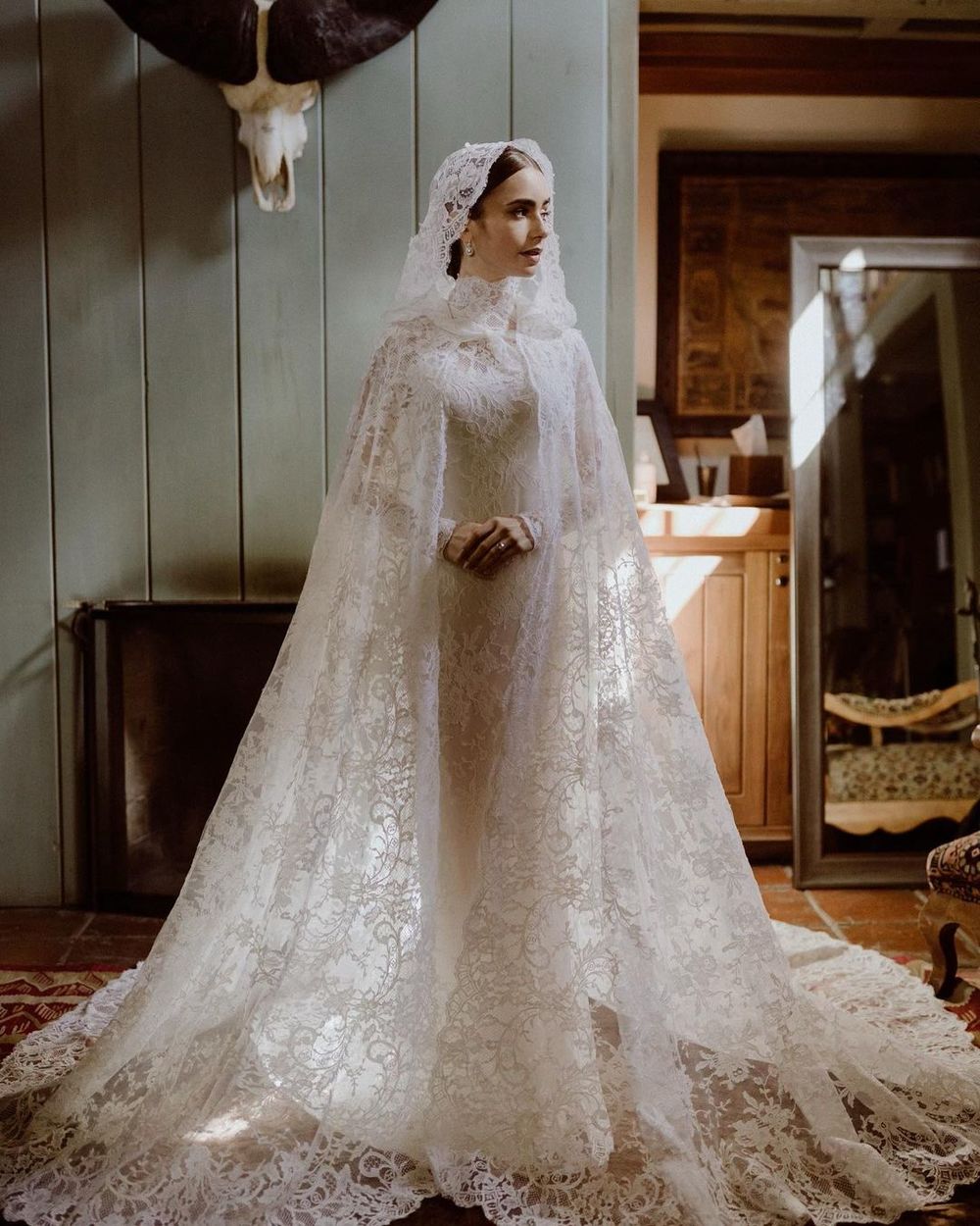 Trong ngày trọng đại của cuộc đời, Lily Collins xuất thần trong thiết kế váy cưới ren trắng kín như bưng. Đây là một chiếc váy rất kén người mặc, nhưng nữ diễn viên vẫn tỏa sáng hết mức.