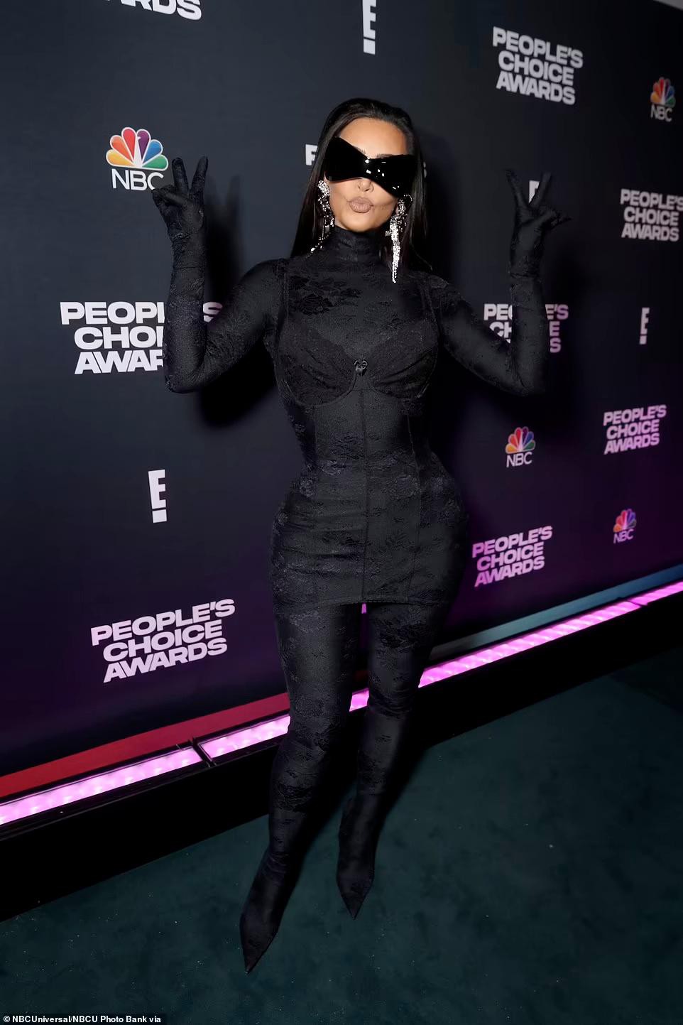 Kim Kardashian nổi bật tại Lễ trao giải People's Choice năm 2021 với phong cách kín cổng cao tường như ninja nhưng vẫn nổi bật nhờ nội y ngoài áo. Năm nay, cô chiến thắng giải 'Biểu tượng thời trang'.