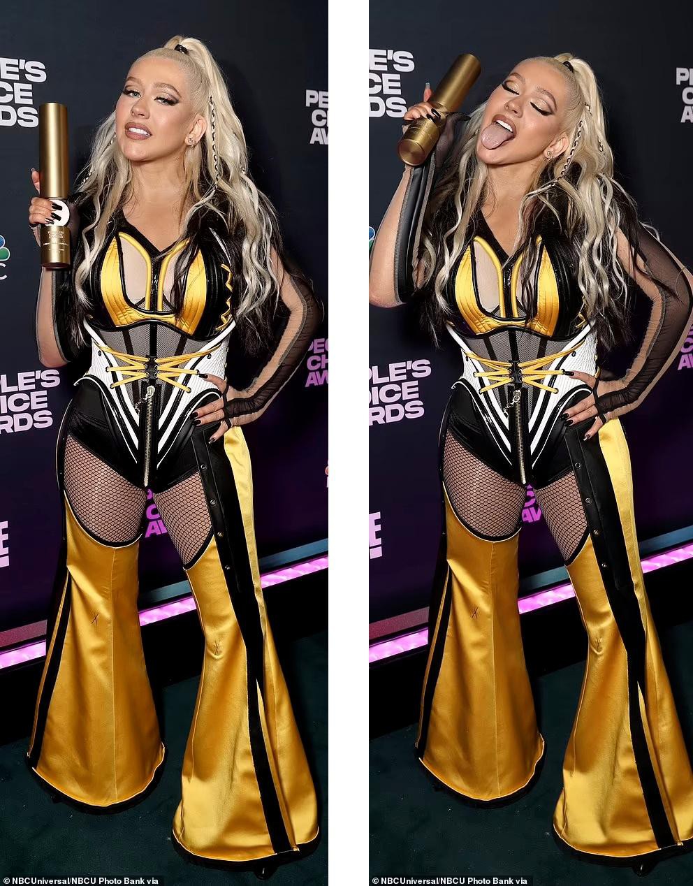 Christina Aguilera diện trang phục thiết kế khá lạ mắt.