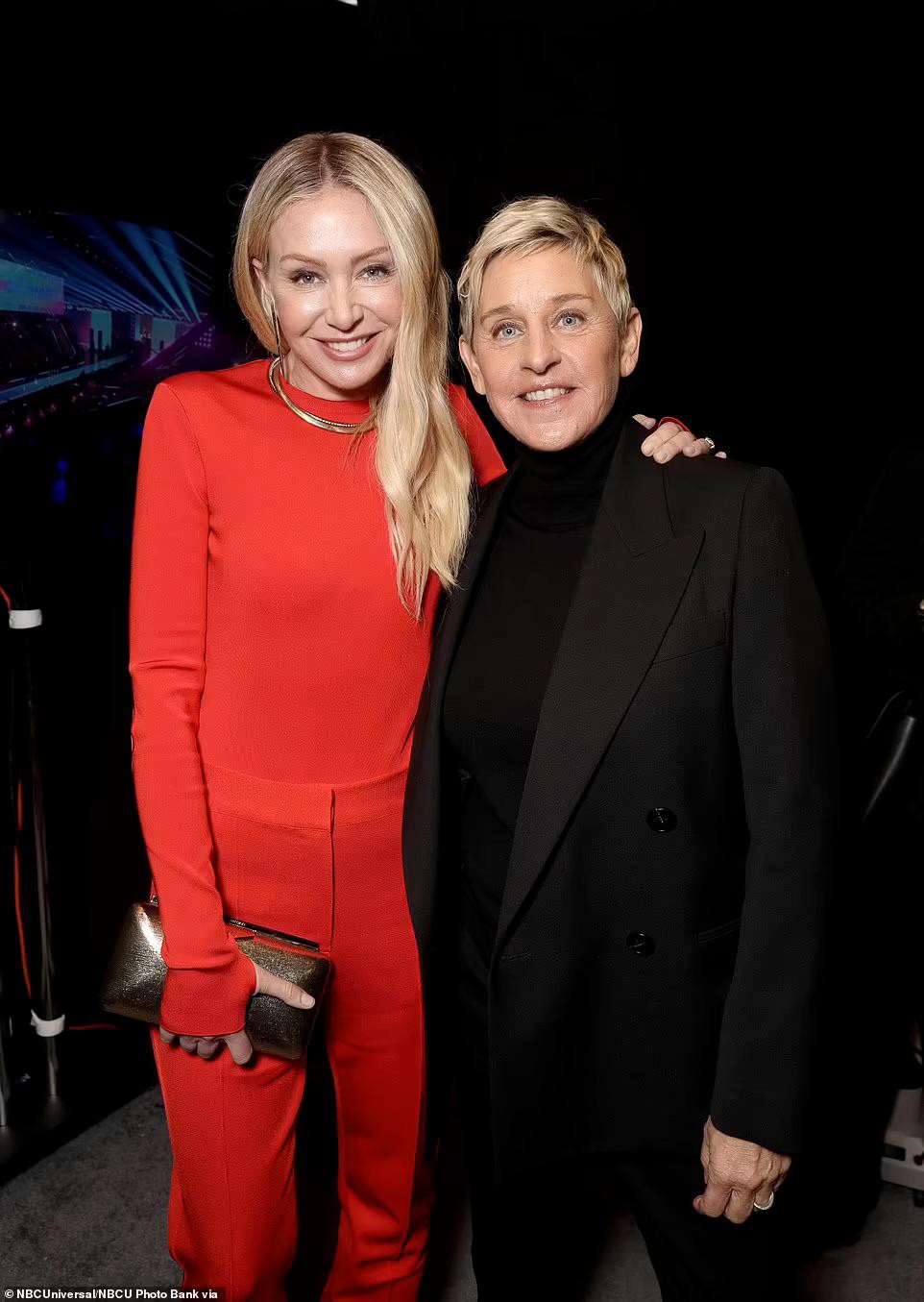 MC đình đám Ellen DeGeneres và vợ Portia de Rossi lựa chọn trang phục kín đáo và thanh lịch.