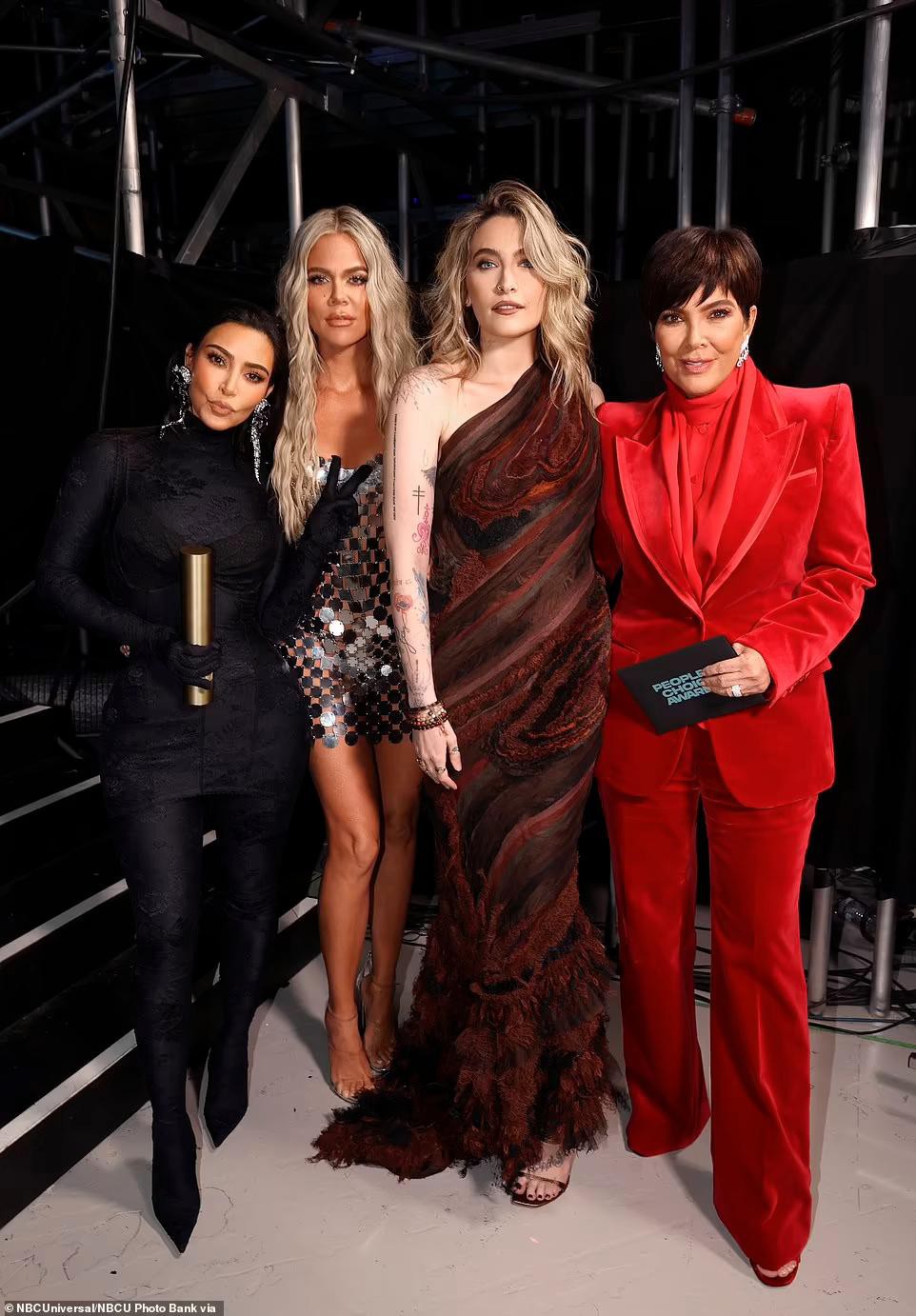 Show 'Keeping Up With the Kardashians' đã kết thúc nhưng cũng mang về cho gia đình Kardashian-Jenner 2 giải thưởng: 'Chương trình truyền hình thực tế của năm' và 'Ngôi sao truyền hình thực tế của năm'. Trong lúc bà Kris sang trọng với suit đỏ thì Khloe Kardashian lại mặc chiếc váy vô cùng mỏng manh.