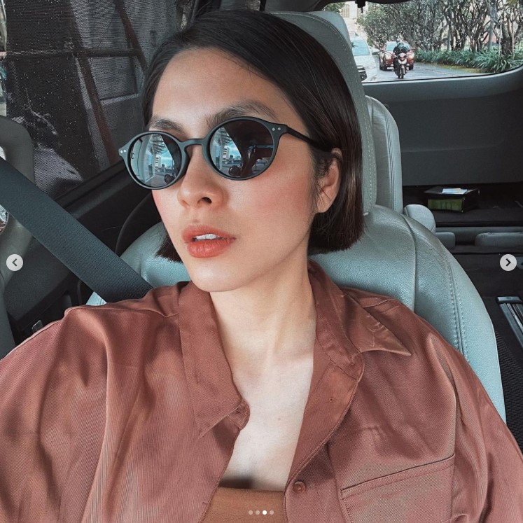 Hình ảnh mới nhất trên Instagram của Hà Tăng hé lộ màn 'make over' diện mạo đầy cuốn hút. Cô chọn kiểu đầu vuông phồng tự nhiên thay thế mái tóc cũ. Màu tóc cũng dần trở về với sắc đen nguyên thủy.
