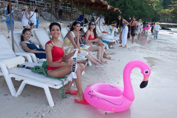Khi tham gia Miss Universe, H'Hen Nie không ngại diện dép tổ ong. Cô tinh tế chọn dép màu đỏ, cùng tone với bộ bikini đang diện.