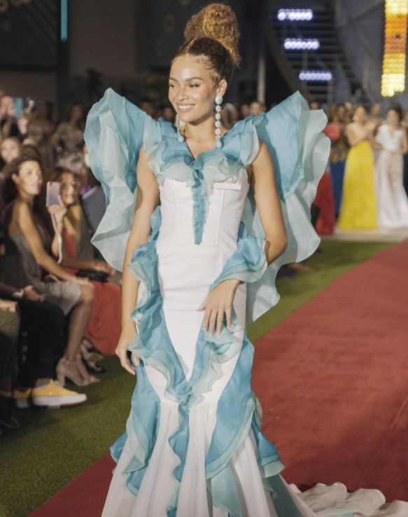 Chiếc váy được thiết kế bèo nhún vô cùng bay bổng đã giúp Hoa hậu Bahamas lọt top 13 một cách tâm phục khẩu phục.