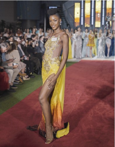 Đứng thứ 2 trong Top Model là Audrey Monkam (Cameroon). Audrey tự tin trong chiếc đầm xuyên thấu màu vàng xẻ vạt khoe chân thon dài.
