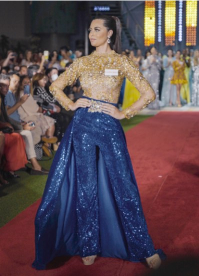 Xếp hạng thứ 3 chính là đại diện nước chủ nhà Aryam Díaz (Puerto Rico). Cô nàng lựa chọn một bộ suit sequin màu vàng xanh kín đáo nhưng không kém phần lộng lẫy.