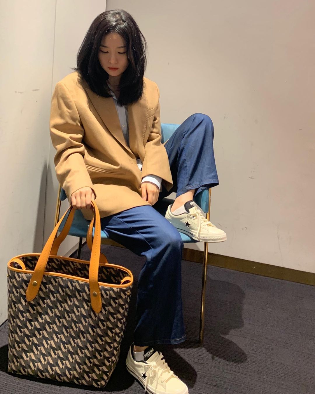 Seulgi (Red Velvet) nổi bật và tươi mới nhờ công thức kết hợp blazer màu be với áo và quần tông màu xanh. Để trẻ trung hơn nữa, cô nàng chọn kết đồ bằng giày sneaker trắng và túi đeo vai to, họa tiết nổi bật.