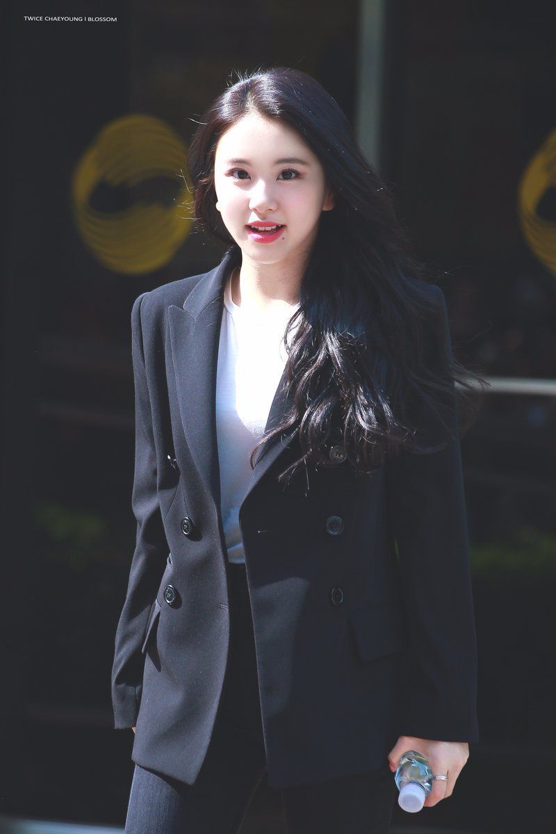 Chaeyoung trưởng thành hơn khi phối blazer đen với quần skinny jeans tối màu. Chiếc áo phông trắng chính là điểm sáng của toàn bộ outfit, giúp tổng thẻ cô nàng không bị dừ.