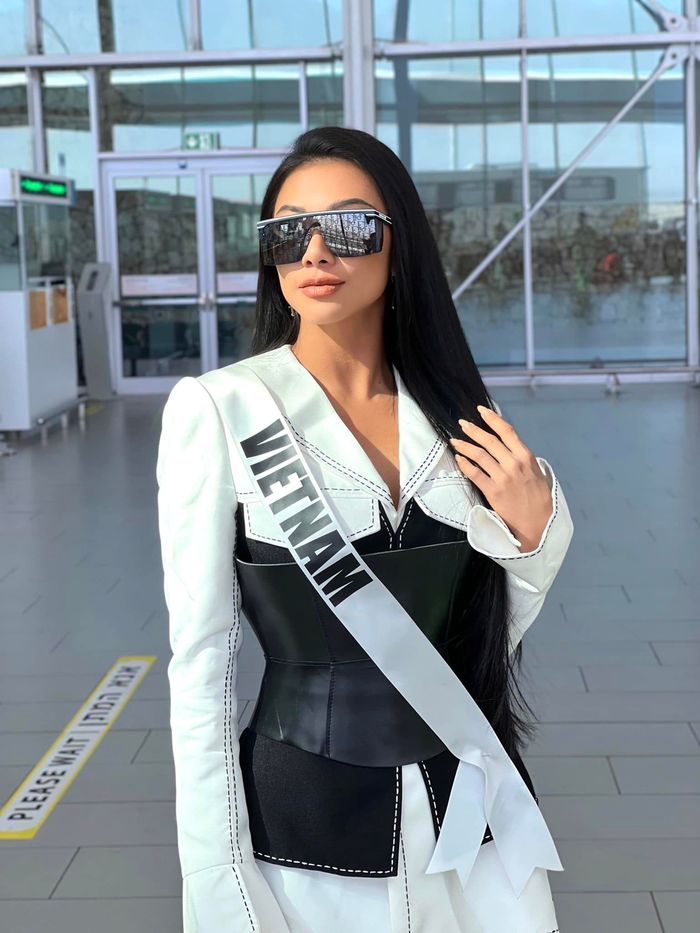 Khi tham dự Miss Universe, Kim Duyên đã gặp một sự cố trang phục hết sức hài hước.