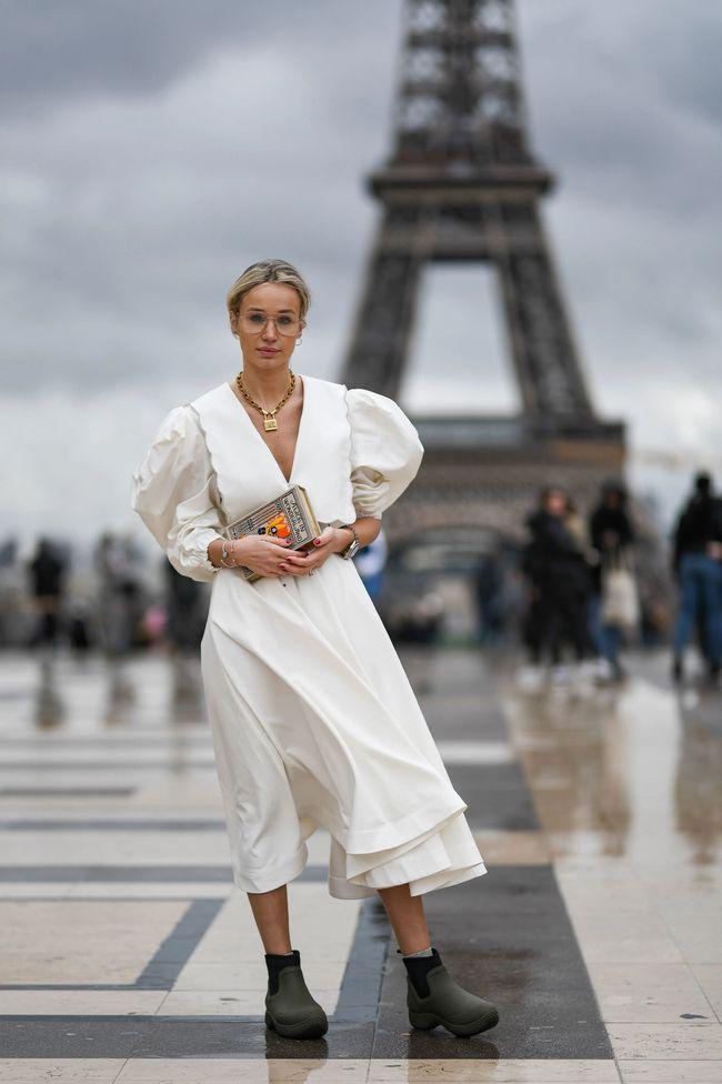 Nhà thiết kế Anouki Kaladze đã sử dụng chiếc váy tay phồng kiểu Pháp với cổ chữ V to bản để kết hợp với boots đi mưa, điều này làm giảm đi vẻ nặng nề của chiếc váy mang đến cảm giác thoải mái và dễ chịu.