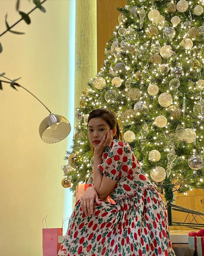 Jennie khiến mạng xã hội bùng nổ khi khoe visual Giáng sinh đỉnh của chóp với chiếc váy baby doll họa tiết hoa hồng màu đỏ và xanh hết sức nổi bật.