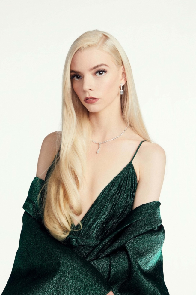 Chiếc đàm xanh của Dior hô biến Anya Taylor trở thành tâm điểm thảm đỏ khi ấy.