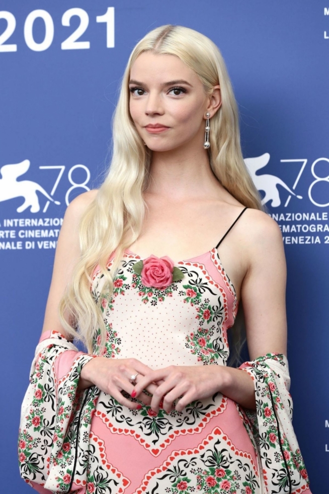 Anya Taylor-Joy chinh phục mọi loại trang phục với nhiều chất liệu và phong cách khác nhau. Cô đặc biệt hợp với những chiếc đầm màu sắc với thiết kế vô cùng nữ tính. 