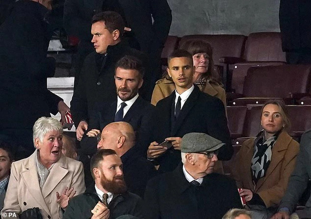 Lần nữa xuất hiện cùng khung hình, David Beckham vật giật hết spotlight của quý tử.