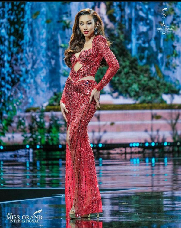 Thuỳ Tiên tự tin chọn váy đỏ trong phần thi bán kết Miss Grand chinh phục không ít khán giả cả trong và ngoài nước.