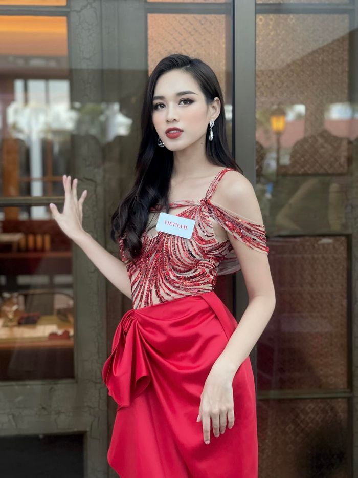 Đỗ Thị Hà cũng là người đẹp ưa chuộng những chiếc váy đỏ nhằm tôn lên làn da trắng sứ.