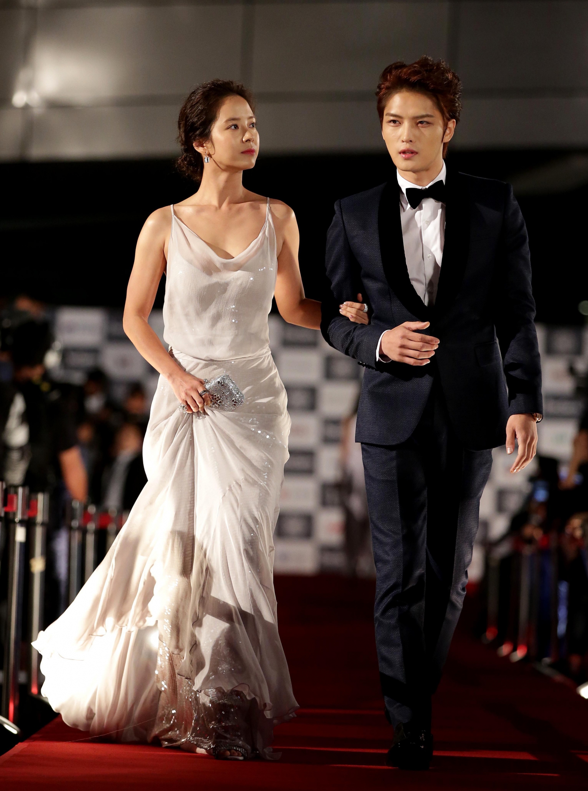 Chiếc đầm hai dây cổ đổ màu trắng tuy hơi an toàn nhưng vẫn đủ sức tôn lên nét quyến rũ của Song Ji Hyo.