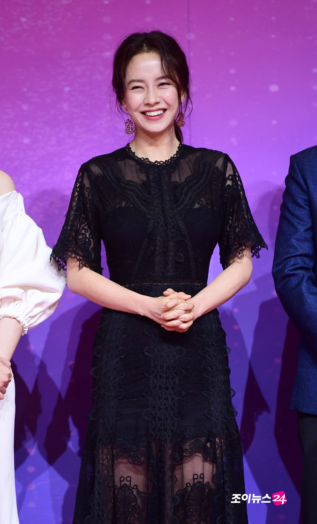 Thực tế, Song Ji Hyo thường chọn trang phục nền nã, kín đáo khi sải bước tại các lễ trao giải, hay sự kiện lớn. Trong hình, cô mặc một chiếc váy ren xuyên thấu thanh lịch, kết hợp với mái tóc buộc thấp và cách trang điểm nhẹ nhàng.