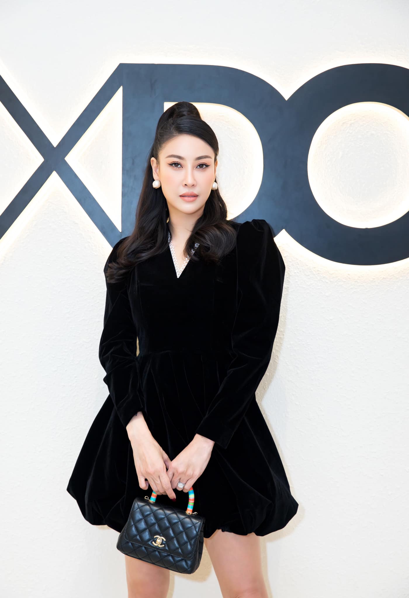 Xuất hiện trong sự kiện gần đây, Hoa hậu Hà Kiều Anh gây bất ngờ vì ngoại hình trẻ trung không tuổi. Người đẹp lên đồ vừa cá tính vừa sang chảnh với mẫu váy nhung ngắn màu đen.