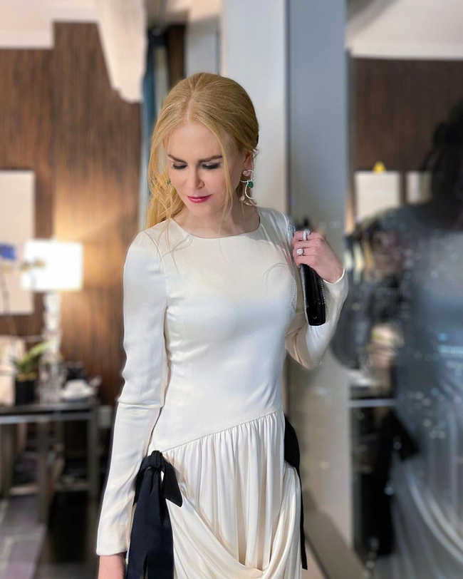 Được biết chiếc váy này được thiết kế bởi nhà mốt Chanel và khi Nicole Kidman khoác lên người đã vấp phải một số ý kiến chê bai của cư dân mạng, vì phom dáng quá mềm, tạo cảm giác xuề xoà kém sang nhất là khi  người đẹp đang dự sự kiện.