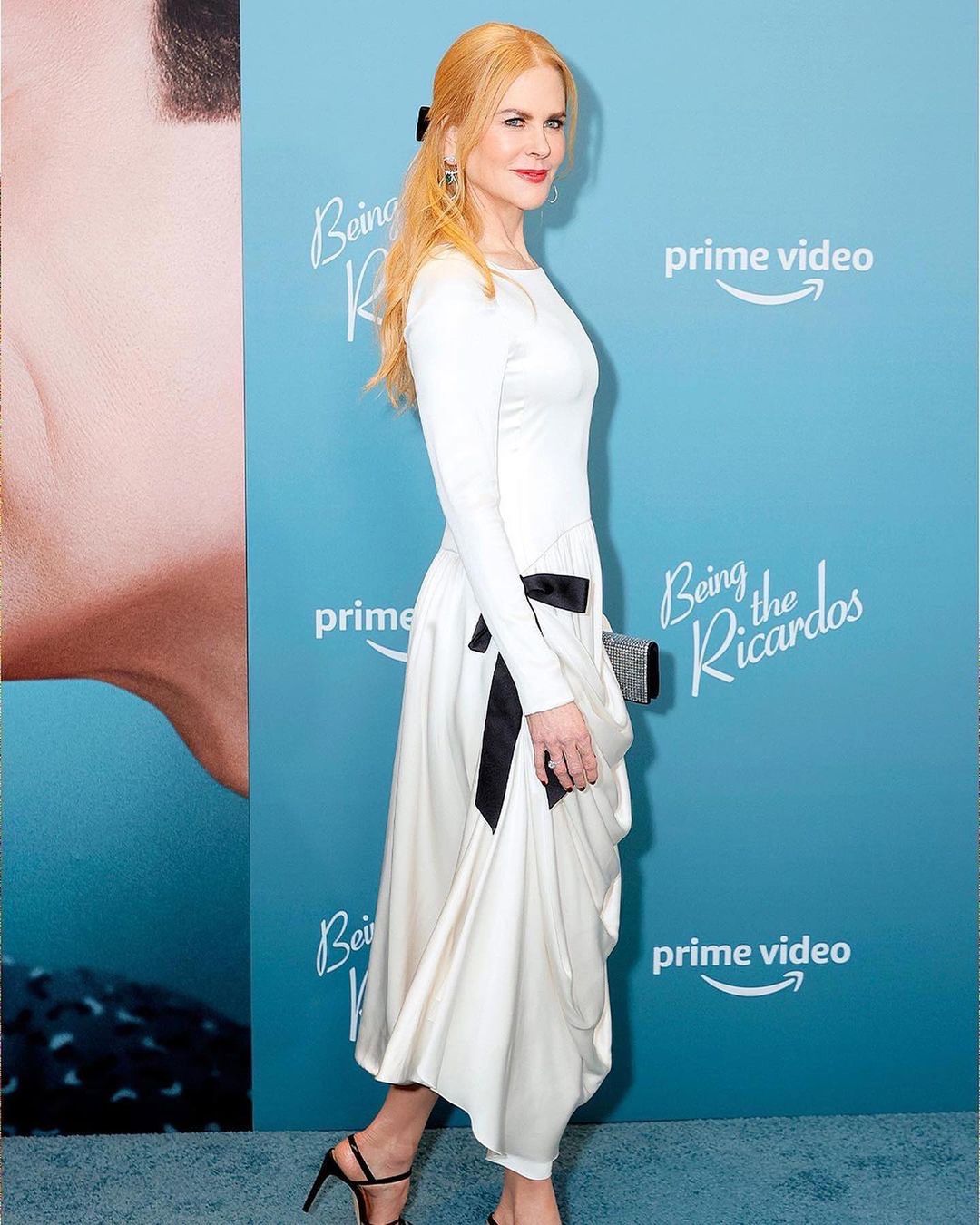 Tuy nhiên, Nicole Kidman đã 'cân đẹp' bộ váy bằng nhan sắc kiều diễm, kiểu tóc phù hợp và vóc dáng nuột nà. 