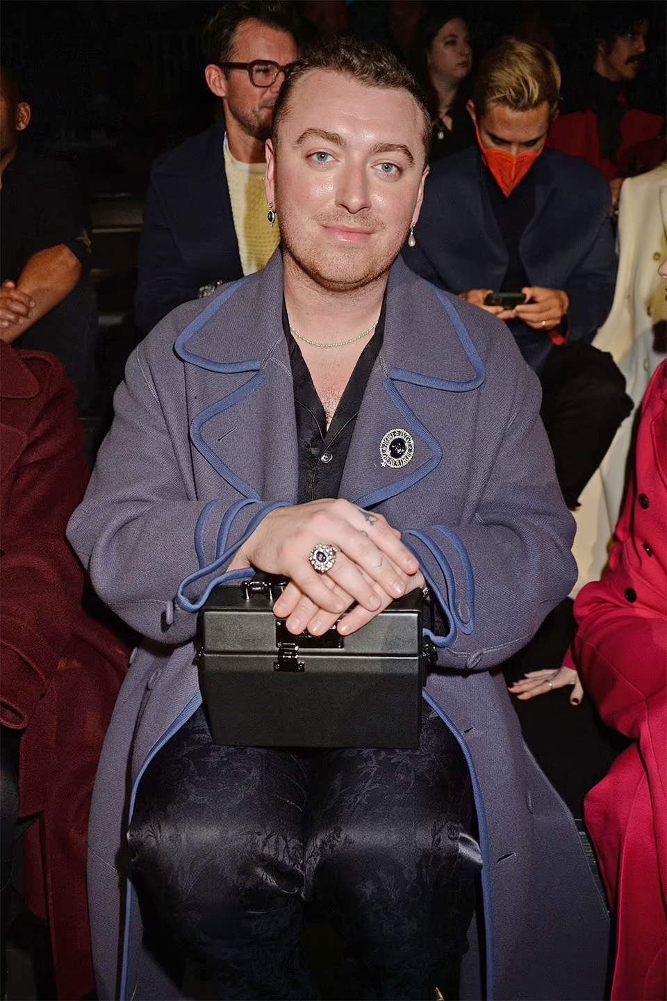 Ca sĩ Sam Smith chọn một chiếc túi hộp thiết kế ấn tượng và đeo trang sức và cài áo đồng điệu.