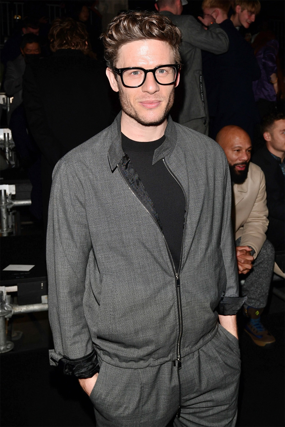 Diễn viên James Norton mặc trang phục màu xám tối giản theo đúng tinh thần nhà mốt Dior.