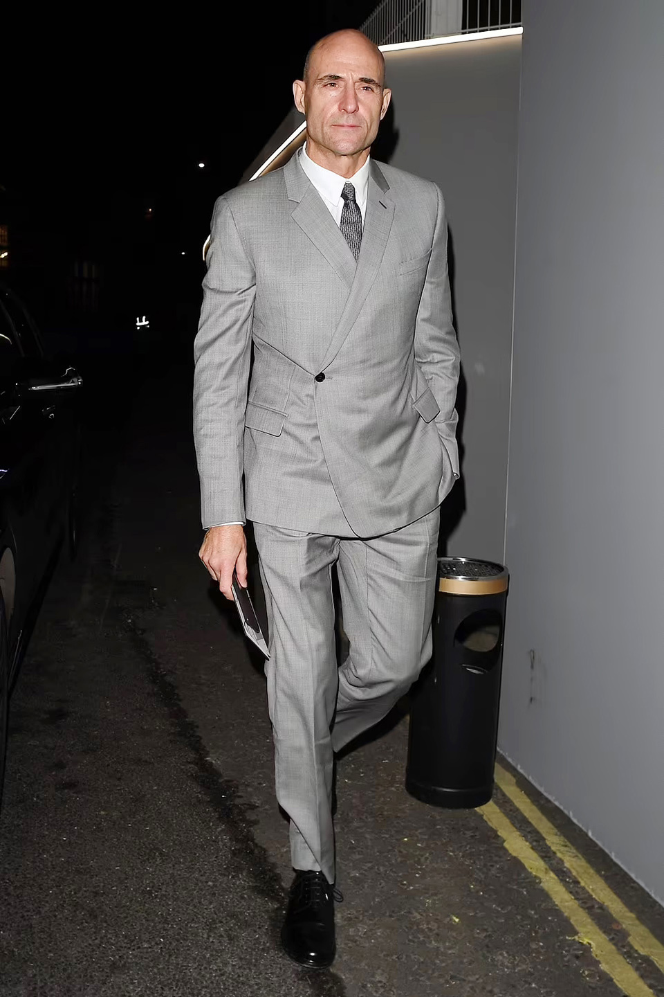 Diễn viên 'Kingsman' Mark Strong bảnh bao trong bộ suit màu xám lịch lãm.
