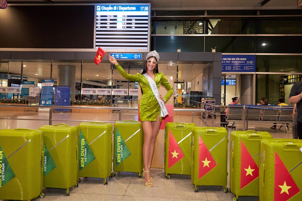 Tối 26.11, Á hậu Kim Duyên có mặt tại sân bay Tân Sơn Nhất để lên đường bay sang Israel. Cô gây ấn tượng với trang phục màu xanh lá mạ nổi bật. Ngay khi đặt chân xuống sân bay, thời trang của Kim Duyên đã gây chú ý mạnh cho bạn bè quốc tế.