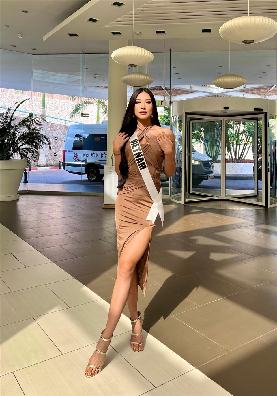 Ngày 8/12, đại diện Việt Nam đã bước vào buổi phỏng vấn kín - phần thi quan trọng của Miss Universe 2021. Cô lựa chọn một chiếc đầm màu be chất liệu mềm mại cũng sandal cao gót dây mảnh để ăn gian chiều cao. Mái tóc đen tuyền của Kim Duyên được thả xõa đầy tự nhiên.