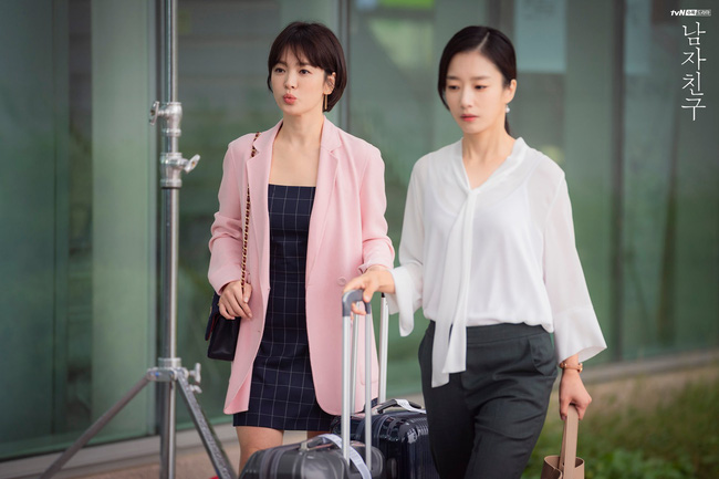 Với kiểu blazer nổi bật này, Song Hye Kyo lựa chọn layout bằng váy ngắn tối màu họa tiết kẻ ô vuông.