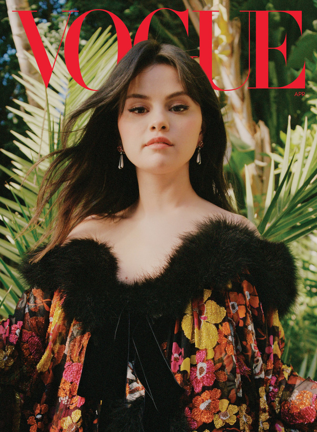 Xuất hiện trên tạp chí Vogue 4/2021 với đầm Saint Laurent đính lông kết hợp hoa tai Cartier, dù dát trên người toàn hàng hiệu nhưng Senela Gomez không thật sự tỏa sáng trong concept này. 