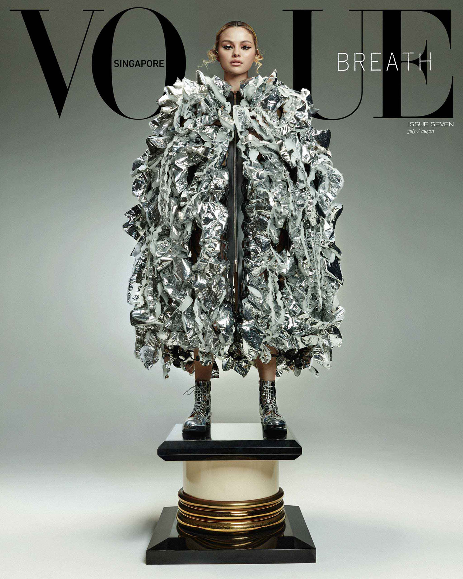Một lần khác lên bìa Vogue Singapore, nữ ca sĩ lựa chọn trang phục khá dị, tuy nhiên sự high fashion của bức ảnh vẫn được nhiều người khen ngợi.