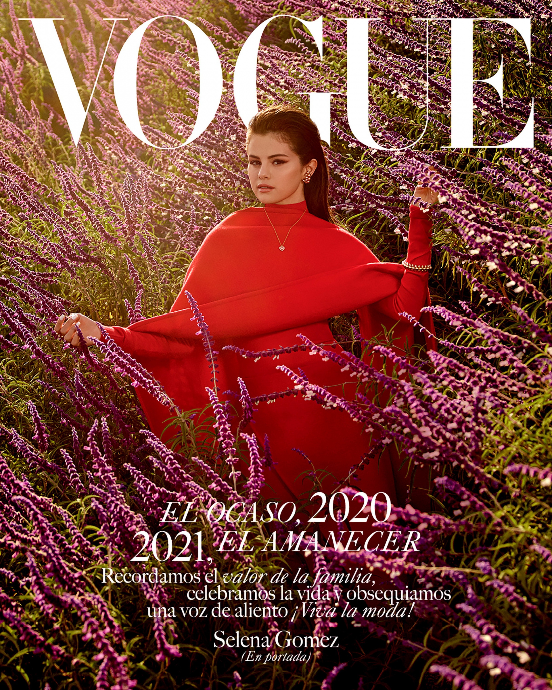 Senela Gomez mở màn trên Vogue Mexico và América Latina (Mỹ La-tinh), trong bộ váy len đỏ rực rỡ, mái tóc chải ngược kiêu kỳ cực cuốn hút.