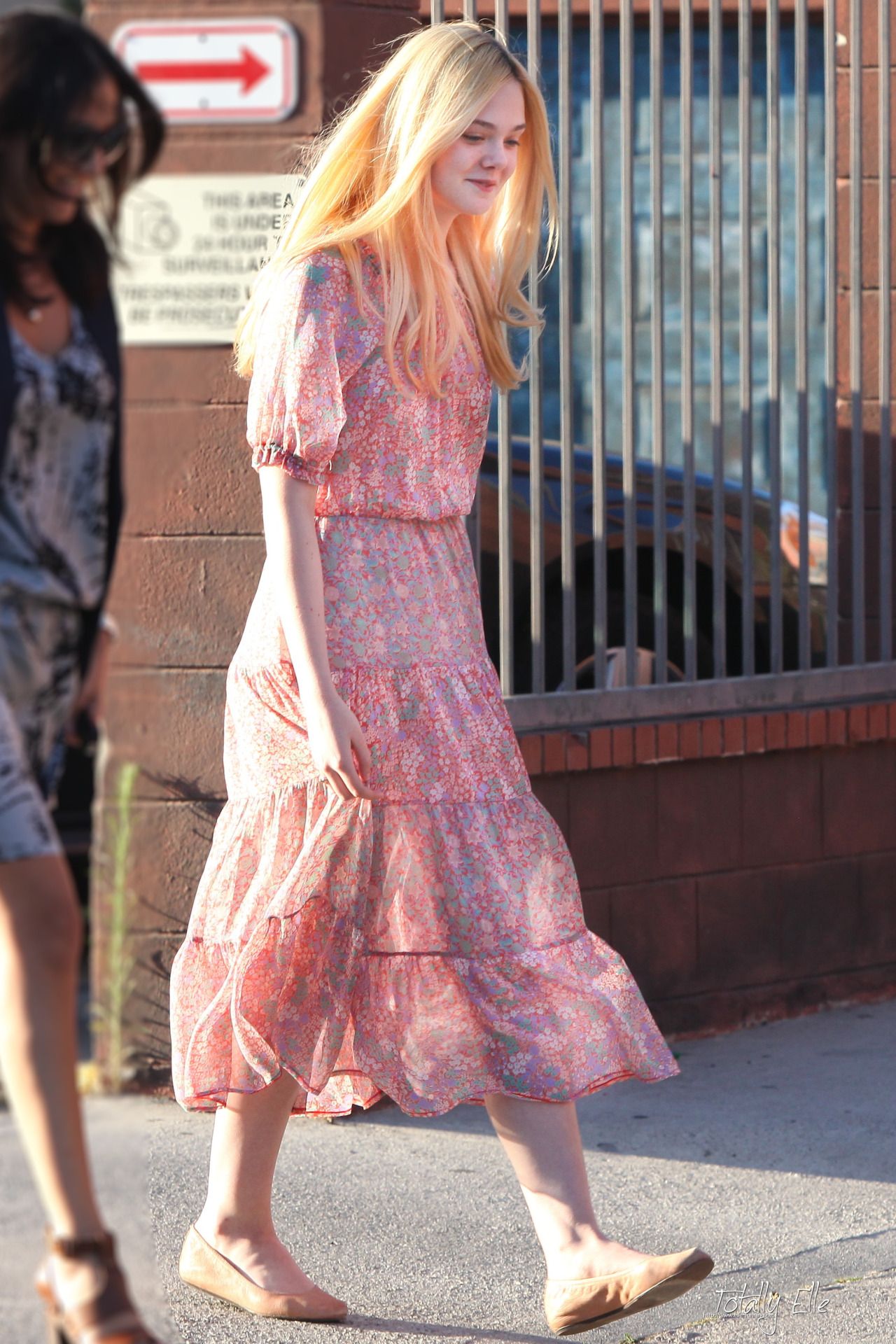 Một outfit ra đường khá 'chỉn chu' của Elle Fanning với váy maxi họa tiết hoa nhỉ và giày đế thấp.