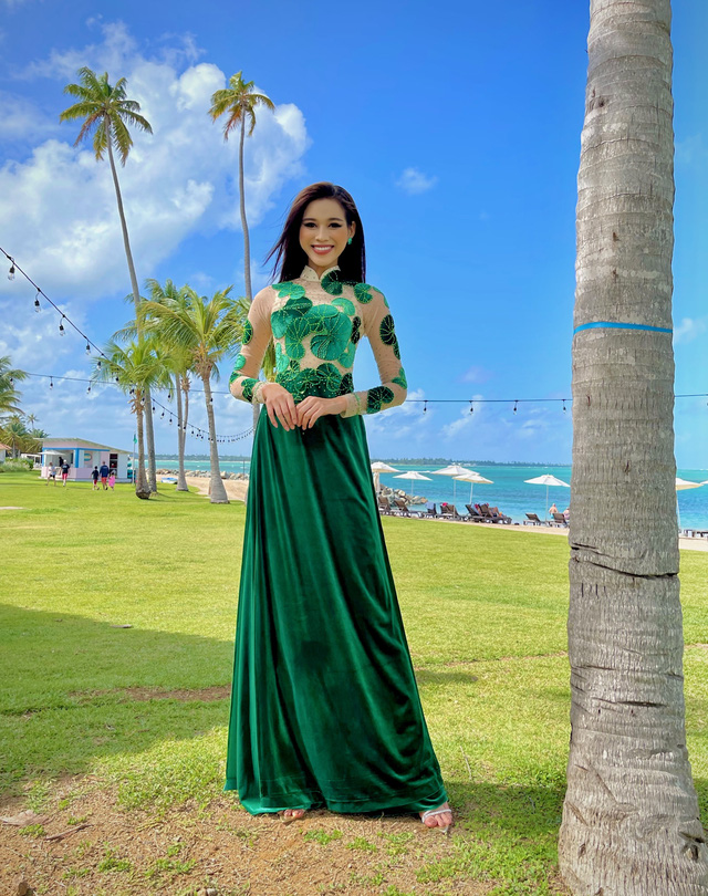 Đỗ Thị Hà mặc chiếc áo dài có họa tiết rau má - loại cây đặc trưng của xứ Thanh.
