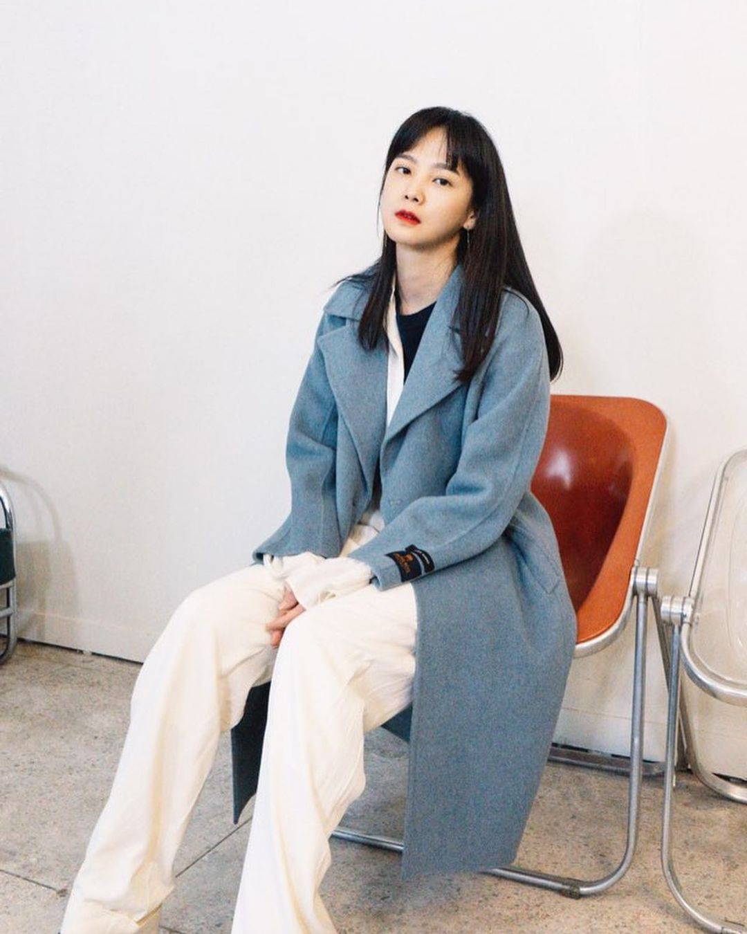 Để mặc trench coat mà không bị dừ, Yoon Seung Ah khéo léo layer cùng áo và quần xuông trắng. Nếu thời tiết lạnh hơn, có thể layer tiếp bên trong một chiếc áo len cổ lọ.