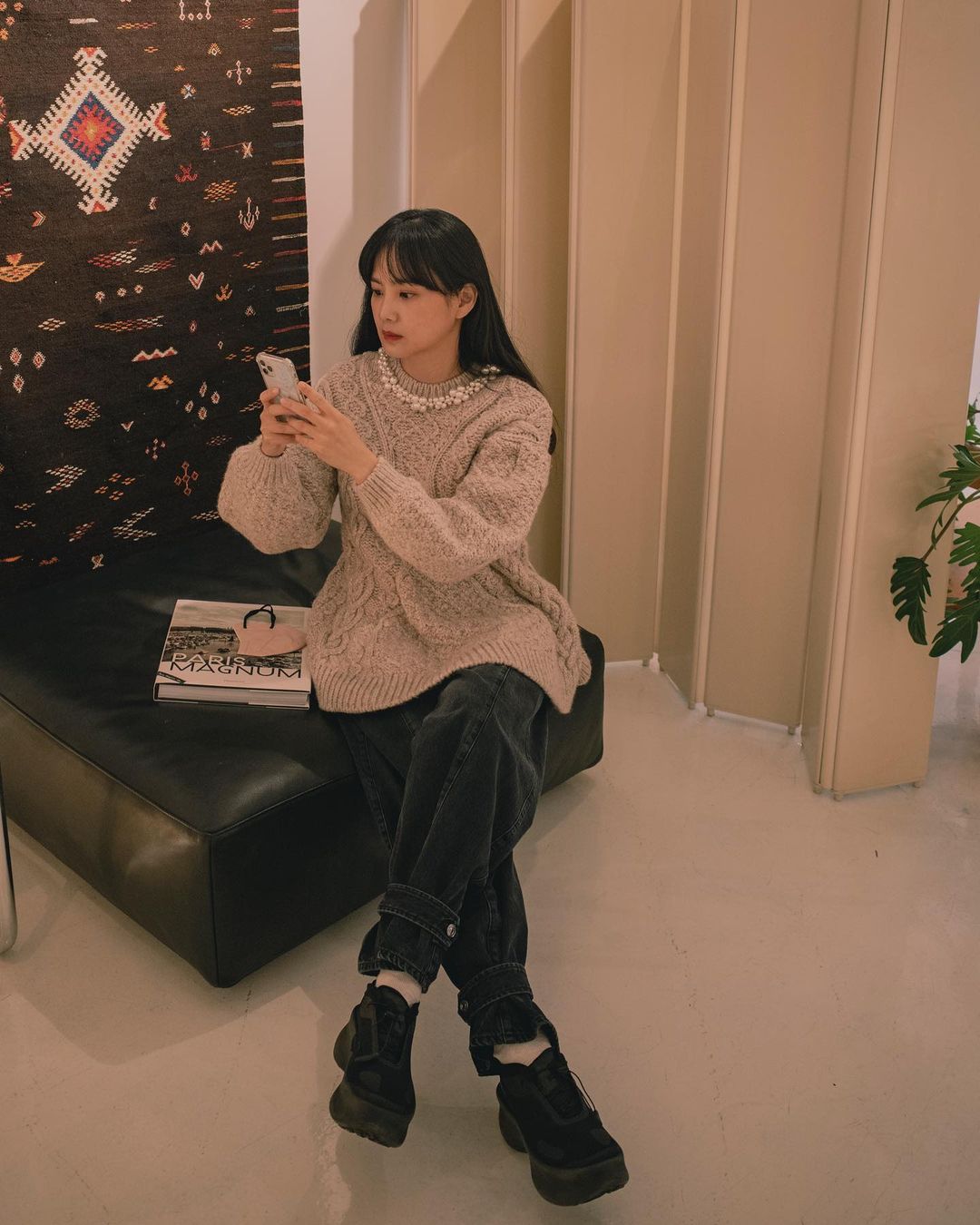 Dù đã 38 tuổi nhưng Yoon Seung Ah vãn tự tin lựa chọn quần jean bo ống vô cùng cá tính phối cùng áo len oversize màu sáng. Để hài hòa, cô lựa chọn đôi giày sneaker hầm hố không kém.