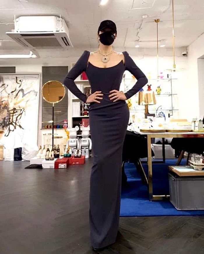  Hồi cuối tháng 11, bức ảnh thử váy của Kim Hye Soo đã gây sốt trên mạng xã hội Hàn. Bộ váy giúp nữ diễn viên khoe được thân hình đồng hồ cát.