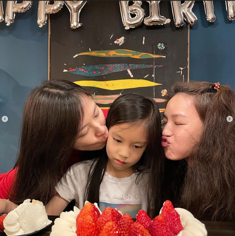 Trong tấm hình chúc mừng sinh nhật cháu gái, Thư Kỳ để lộ hẳn một khoảng có tóc bạc trắng ở đỉnh đầu.