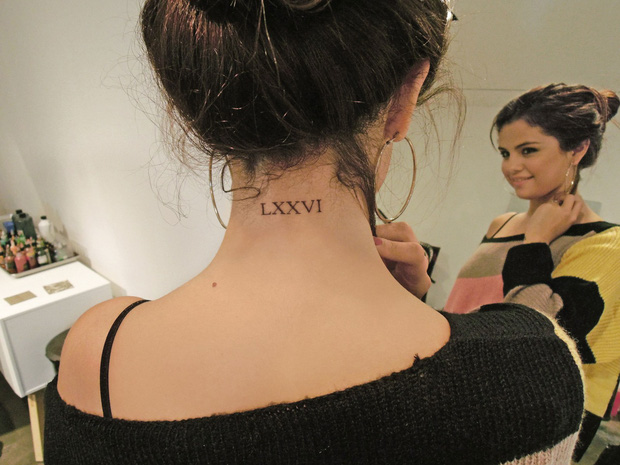 Năm sinh 1976 của mẹ được Selena khắc phía sau cổ bằng chữ số La Mã đầy ấn tượng, độc đáo.