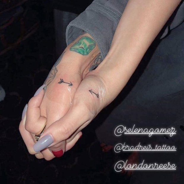 Một trong những hình xăm của Selena gây chú ý gần đây chính là chiếc hình xăm đôi dấu mũi tên với Julia Michaels. Không bàn luận đến ý nghĩa sâu xa, nhưng phải thừa nhận đây cũng là một tatoo đơn giản mà cá tính.