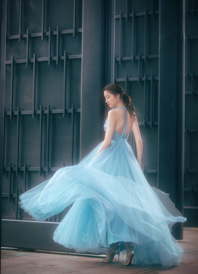 Khoảnh khắc tung váy của mỹ nhân Hoa ngữ: Quan Hiểu Đồng như công chúa, Dương Tử mặt 'sượng trân' - Ảnh 3