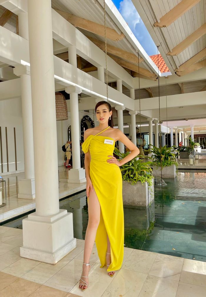 Chiếc đầm xẻ tà màu vàng tôn lên đôi chân dài 1m1 của Hoa hậu Việt Nam 2020.