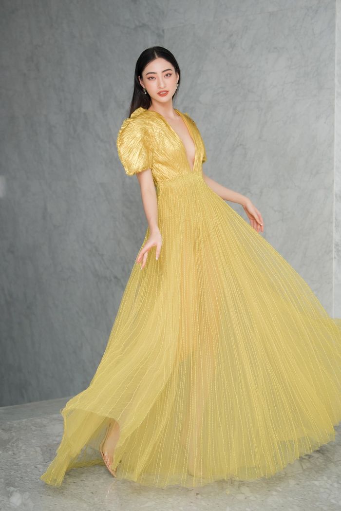 Chiếc đầm xòe màu vàng ấn tượng giúp Lương Thùy Linh khoe vẻ đẹp mong manh, dịu dàng.