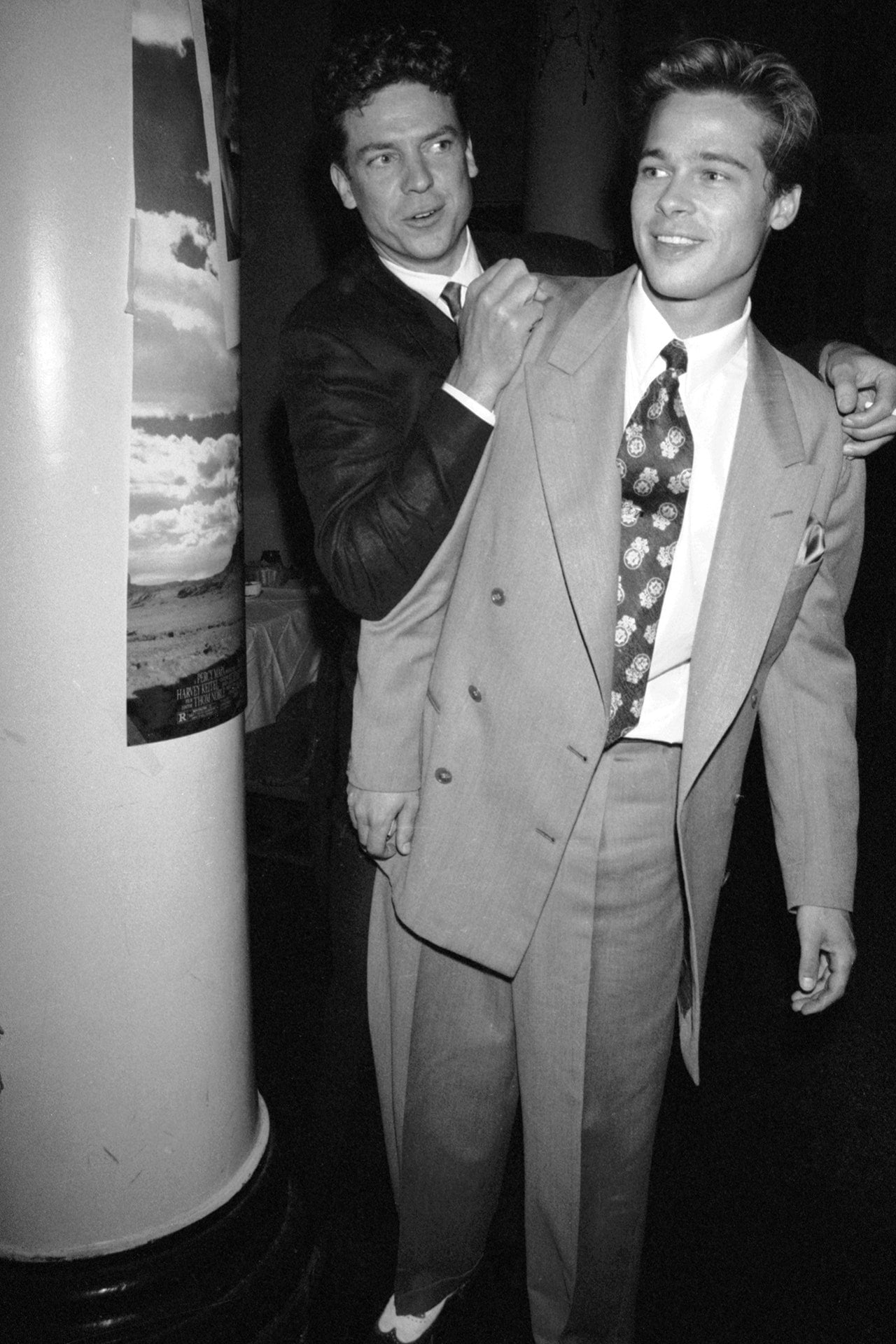  Bất cứ quý ông lịch lãm nào cũng cần phải có một bộ suit 2 hàng cúc ở trong tủ đồ. Brad Pitt trong những thập niên 90 cũng không ngoại lệ, nam diễn viên đã mặc bộ suit sáng màu và tinh tế khi lựa chọn cà vạt in hoa làm điểm nhấn chính.