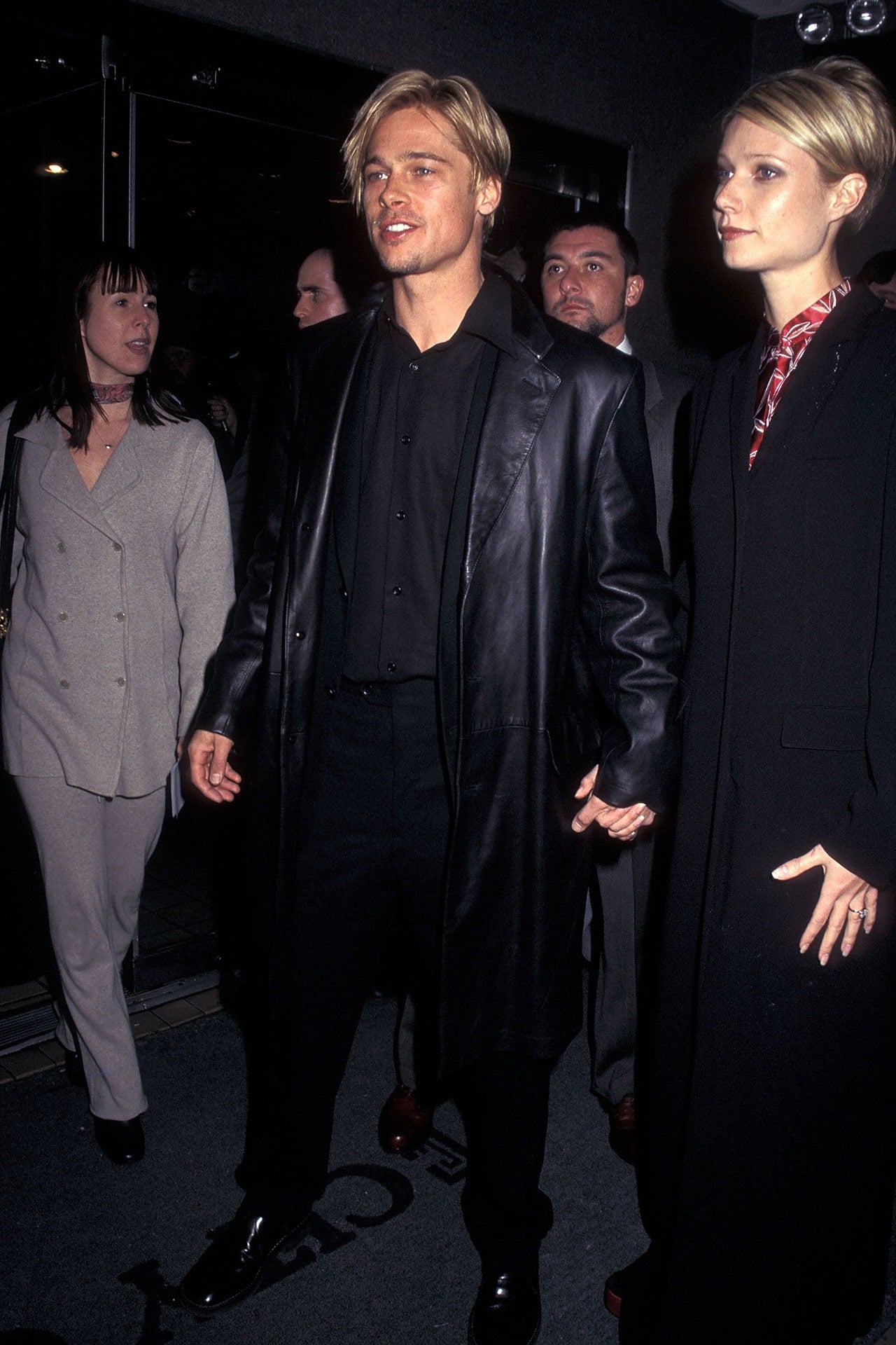Một chiếc áo khoác da dáng dài màu đen sẽ không bao giờ lỗi mốt và có thể giúp các quý ông nâng tầm phong cách hiệu quả. Để giữ được vẻ nam tính, Brad Pitt phối cùng áo sơ mi đen và quần âu cùng màu.