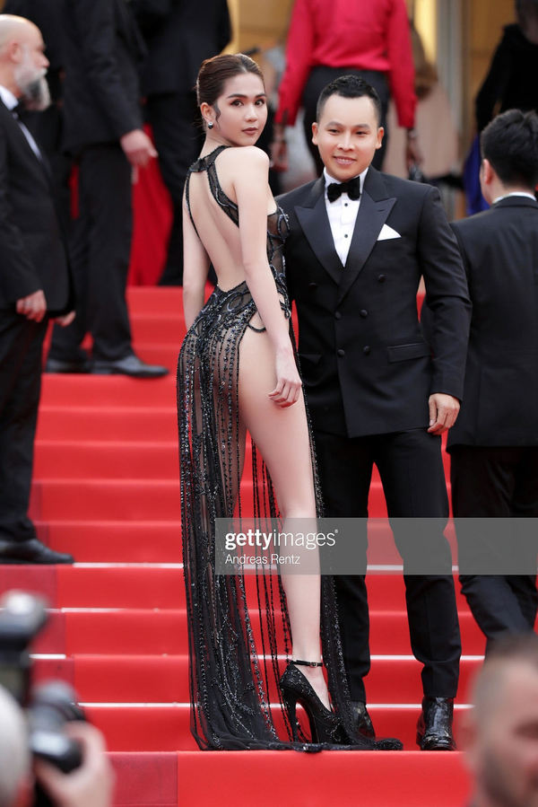 Tại thảm đỏ Cannes 2019, Ngọc Trinh đã có một màn chơi lớn chưa từng có khi diện chiếc váy hở nguyên vòng 3 trước bàn dân thiên hạ. Trang phục này đã khiến cái tên Ngọc Trinh được báo chí toàn thế giới nhắc đến vì quá phản cảm.