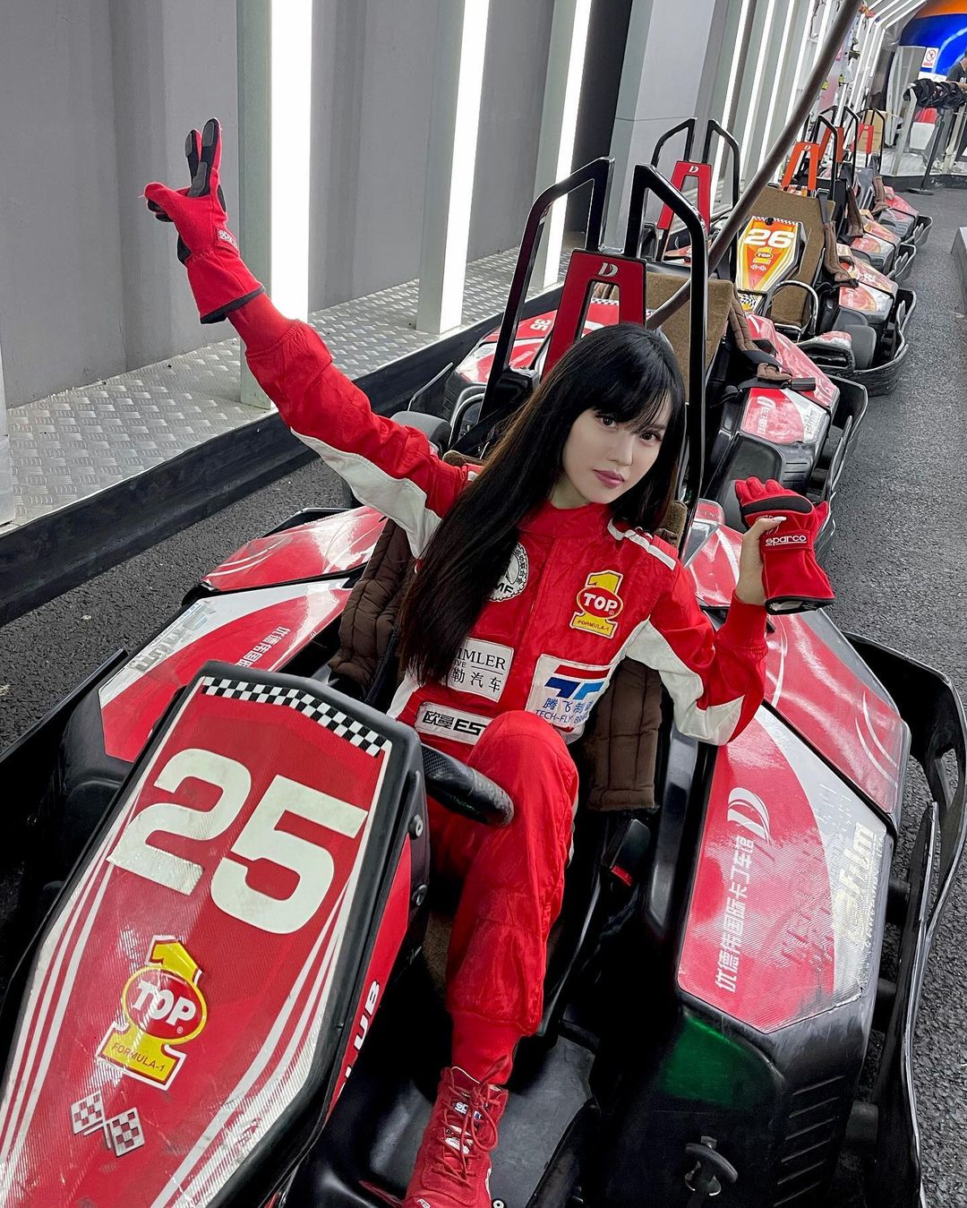 Đầu tiên, Yumi Tôn Vũ là người đẹp rất mê các thể thao nên thường xuyên chia sẻ các hình ảnh liên quan đến hoạt động này như đua xe, tập gym,...