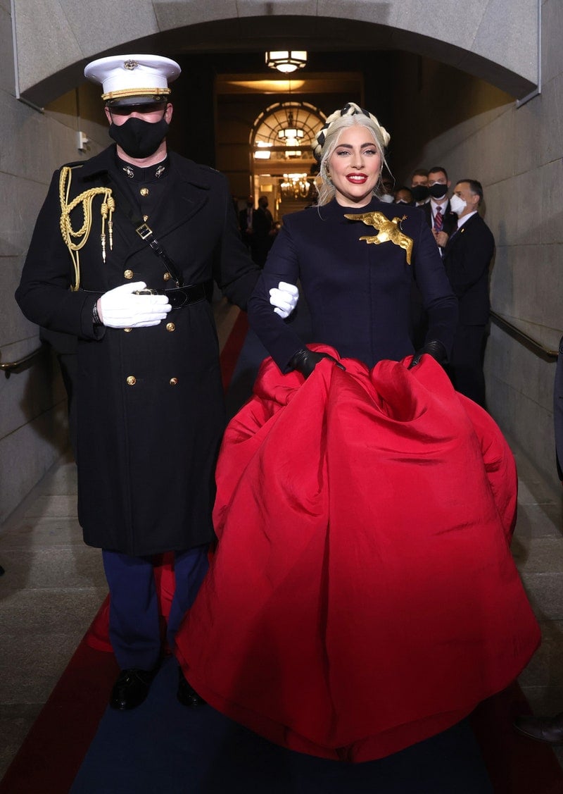 Đây là khoảnh khắc để đời của Lady Gaga trong thiết kế của nhà mốt nổi tiếng Schiaparelli năm 2021.